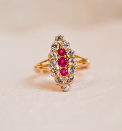 Bague Marquise en Or jaune 18 carats ornée d'une trilogie de Rubis de synthèse dans un décor d'Oxydes