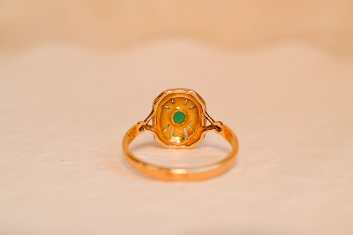 Bague Vintage en Or jaune 18 carats ornée d'Émeraude et d'émail vert