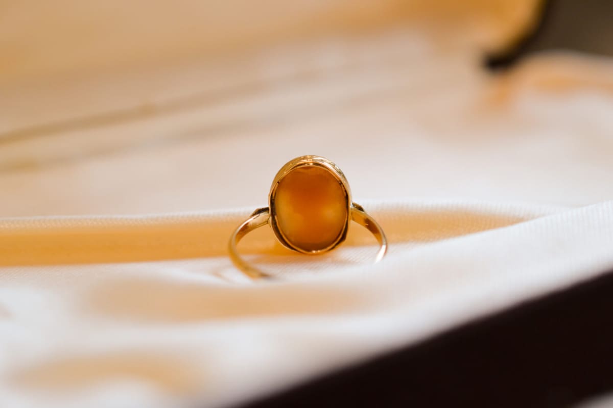 Bague Vintage en Or jaune 18 carats ornée d'un Camée et de Perles