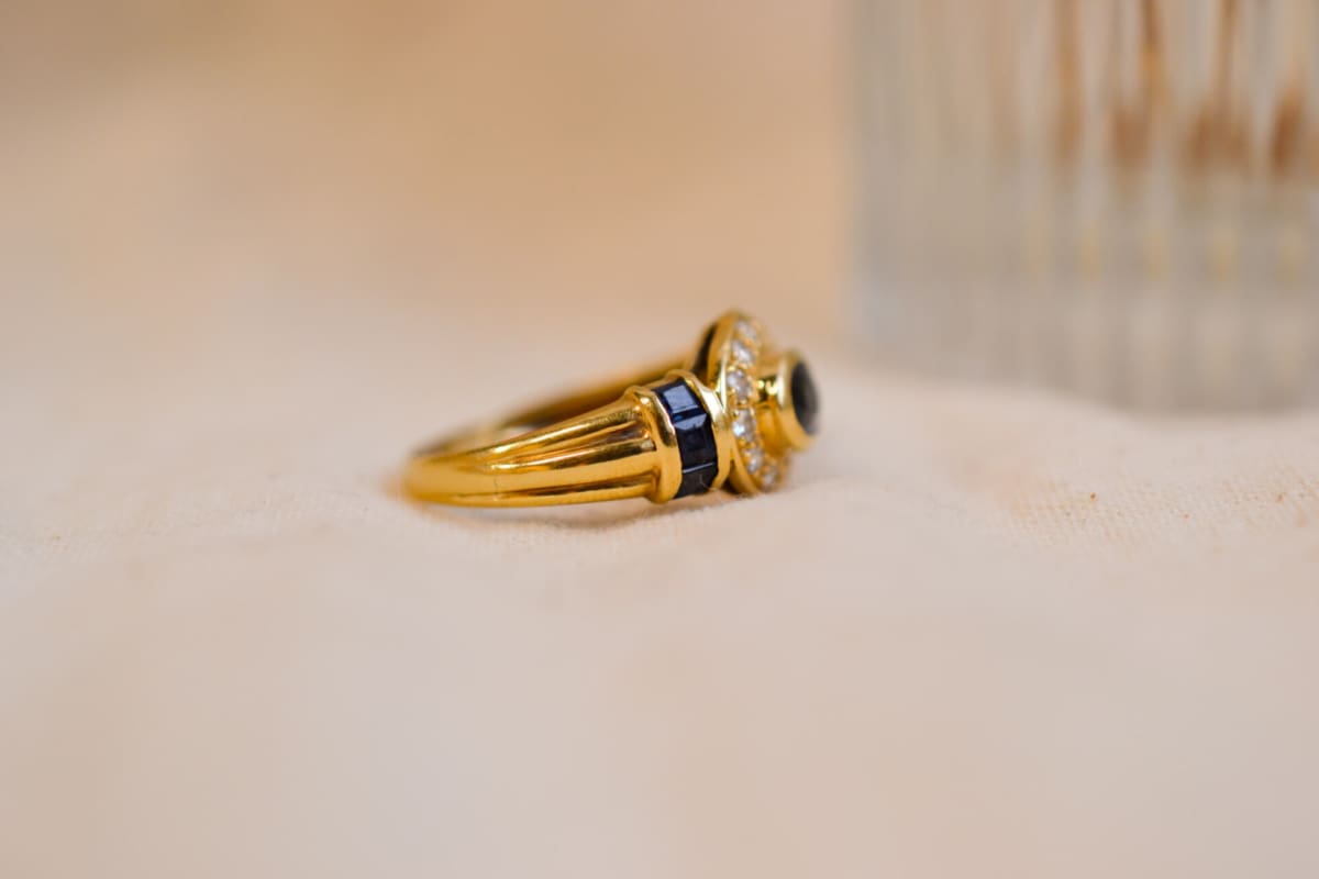 Bague Vintage en Or jaune 18 carats sertie d'un Saphir dans un entourage de Diamants