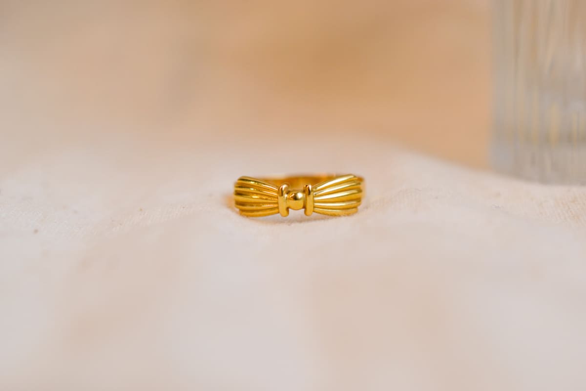 Bague ancienne en Or jaune 18 carats à décor de noeud rainuré