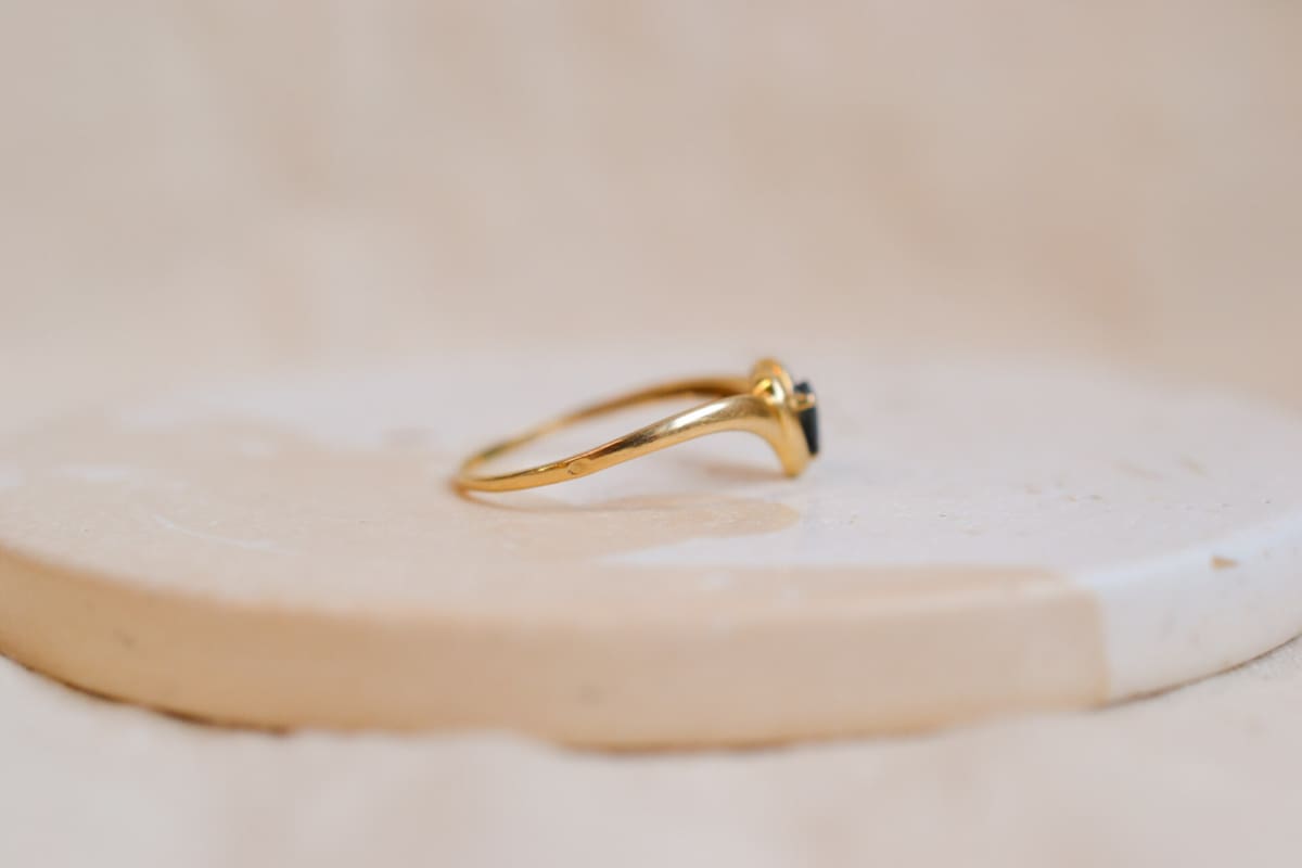Bague ancienne en Or jaune 18 carats au chaton en forme de coeur sertie d'un Saphir et d'un Diamant