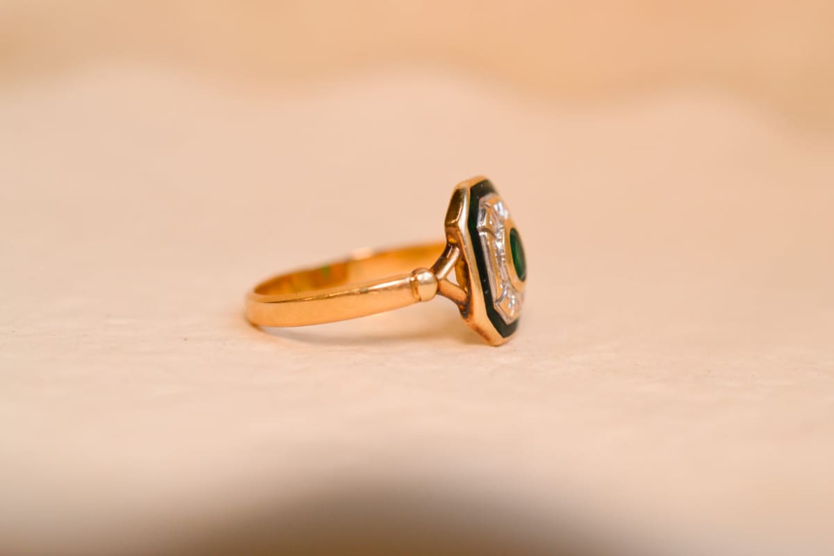 Bague ancienne en Or jaune 18 carats centrée d'Émeraude entourée d'émail vert