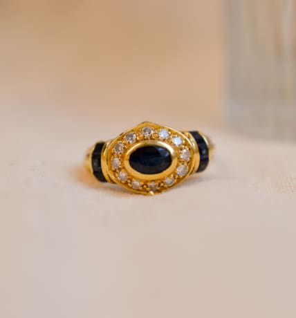 Bague ancienne en Or jaune 18 carats centrée d'un Saphir entouré de Diamants