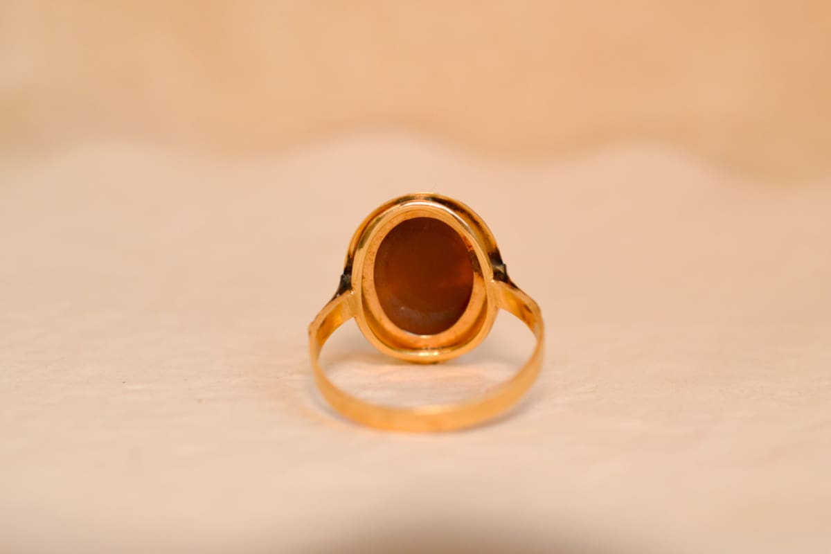 Bague ancienne en Or jaune 18 carats ornée d'un Camée sur Agate brune