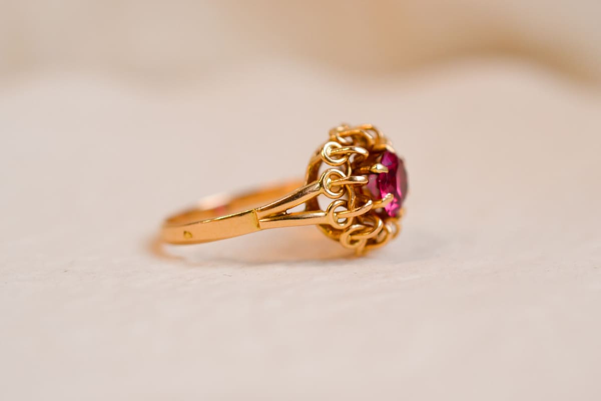 Bague ancienne en Or jaune 18 carats ornée d'un Rubis synthétique