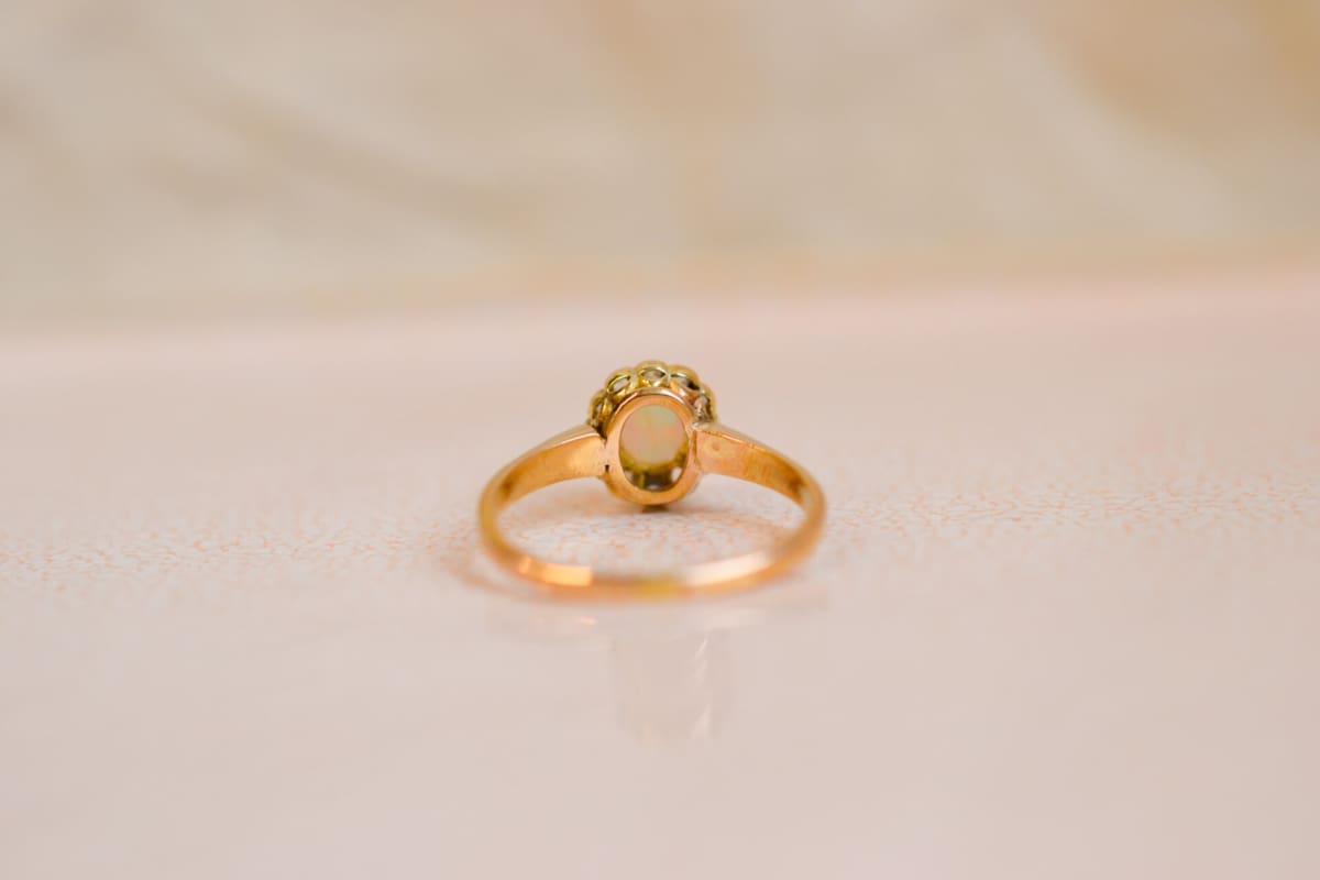 Bague ancienne en Or jaune 18 carats ornée d'une Opale et de Diamants