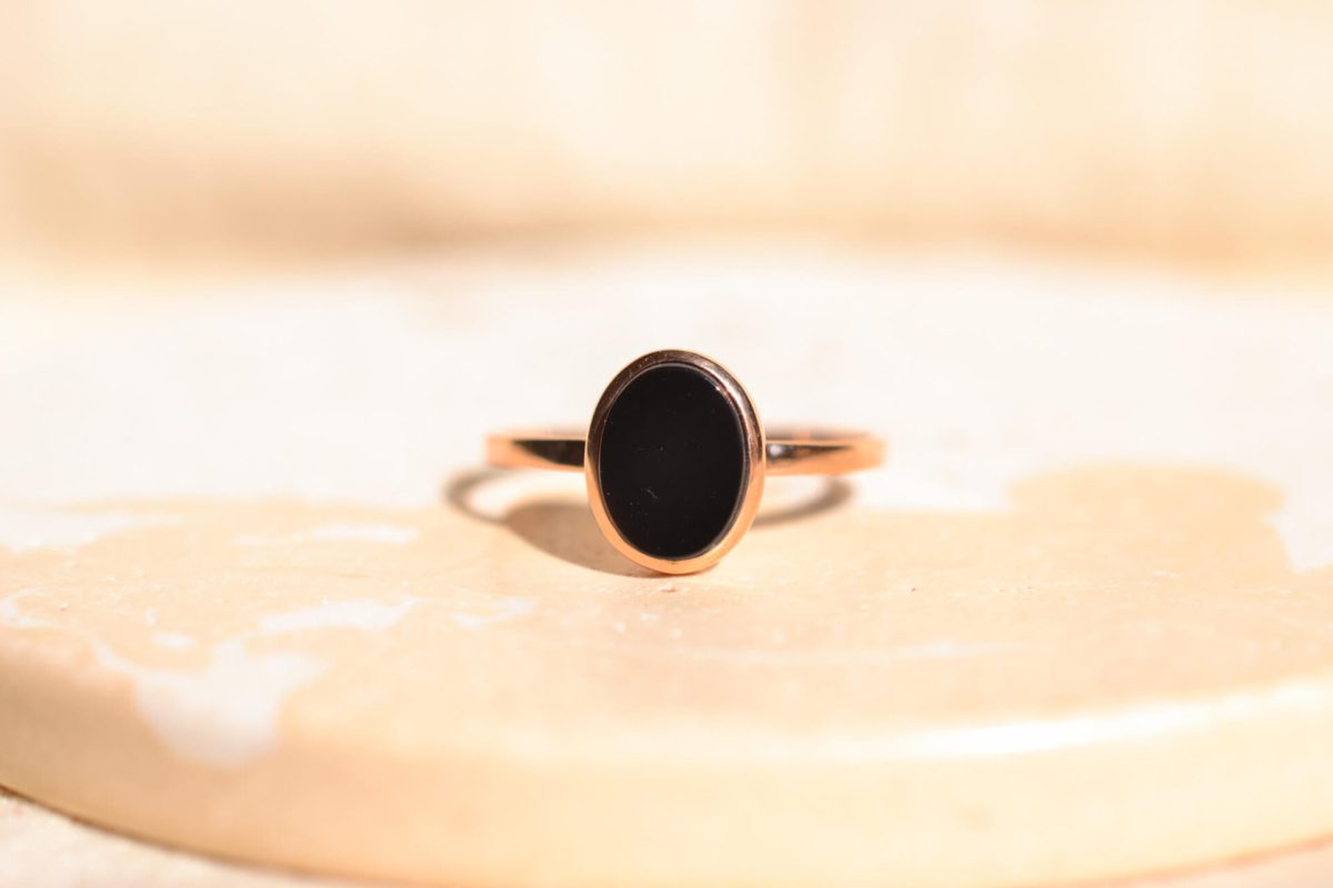 Bague ancienne en Or jaune 18 carats sertie d'un Onyx