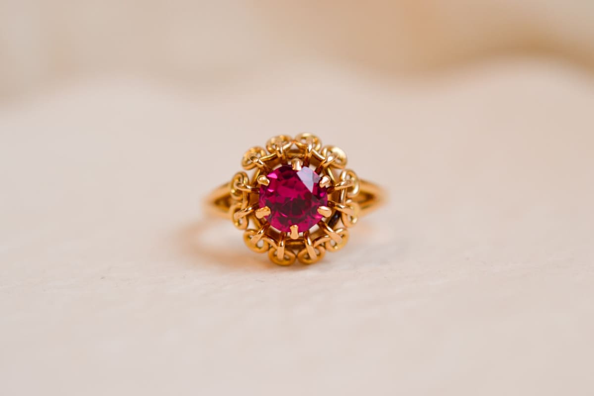 Bague circulaire en Or jaune 18 carats sertie griffes d'un Rubis de synthèse