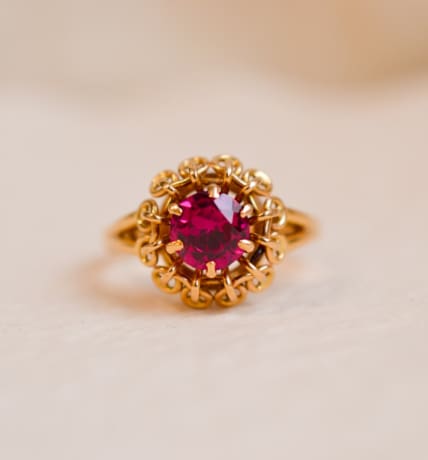 Bague circulaire en Or jaune 18 carats sertie griffes d'un Rubis de synthèse