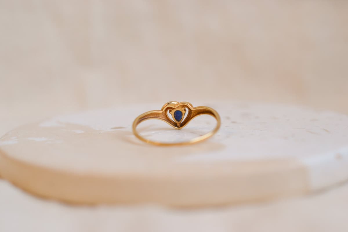 Bague ancienne coeur ajourée en Or jaune 18 carats ornée d'un Saphir et d'un Diamant