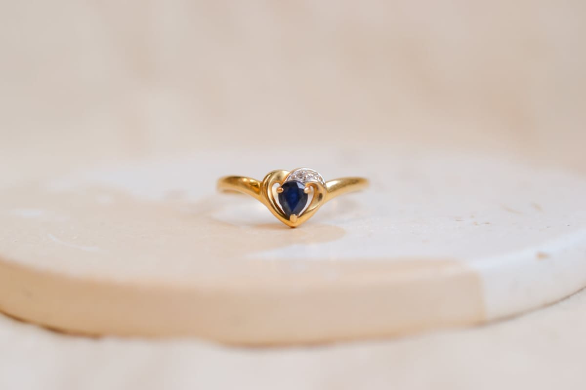 Bague coeur en Or jaune 18 carats ornée d'un Saphir taille poire et d'un Diamant