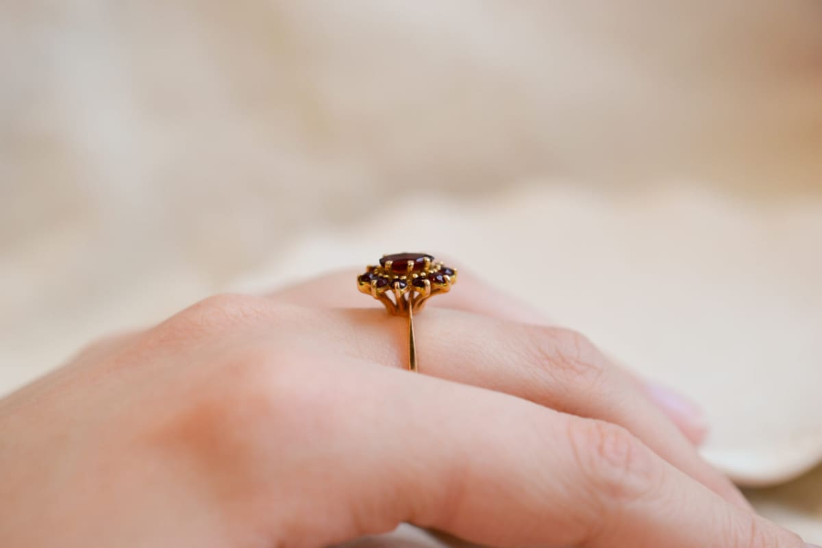 Bague de fiançailles Marguerite en Or jaune 18 carats ornée de Grenats