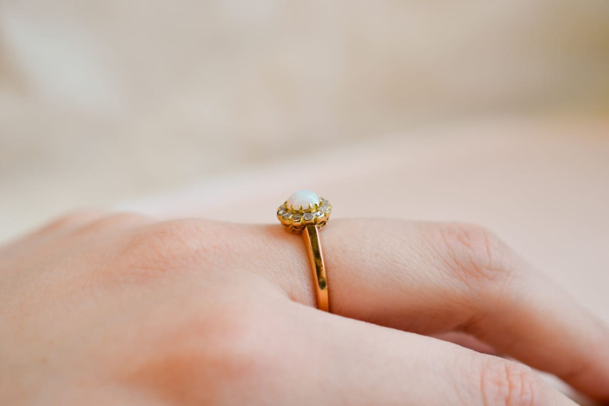 Bague de fiançailles Vintage en Or jaune 18 carats ornée d'une Opale et de roses de Diamants