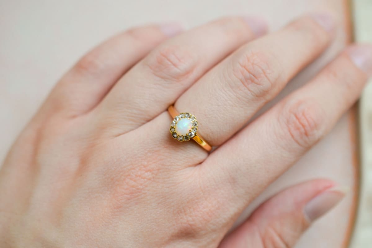 Bague de fiançailles ancienne en Or jaune 18 carats centrée d'une Opale entourée de Diamants