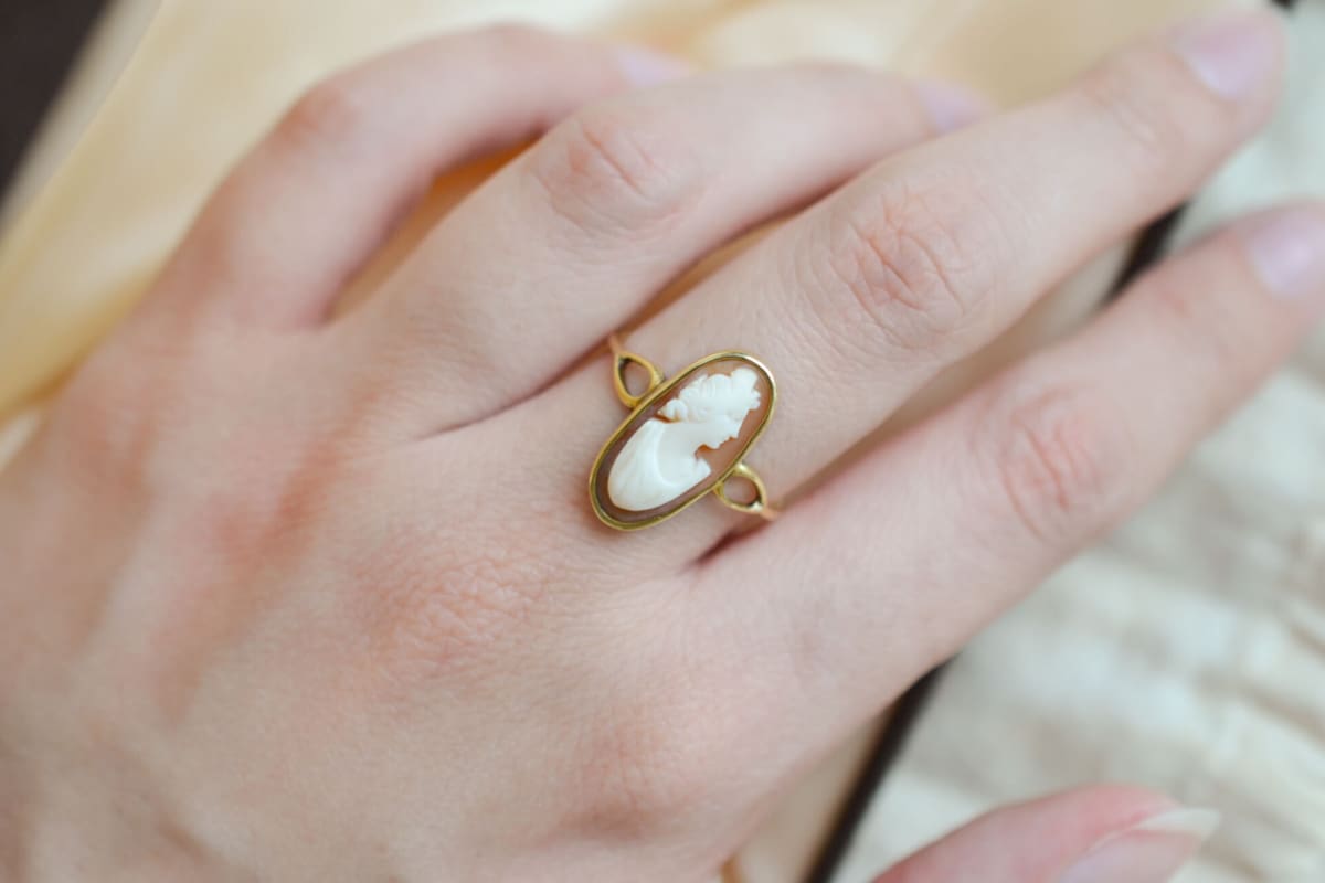 Bague de fiançailles ancienne en Or jaune 18 carats ornée d'un Camée