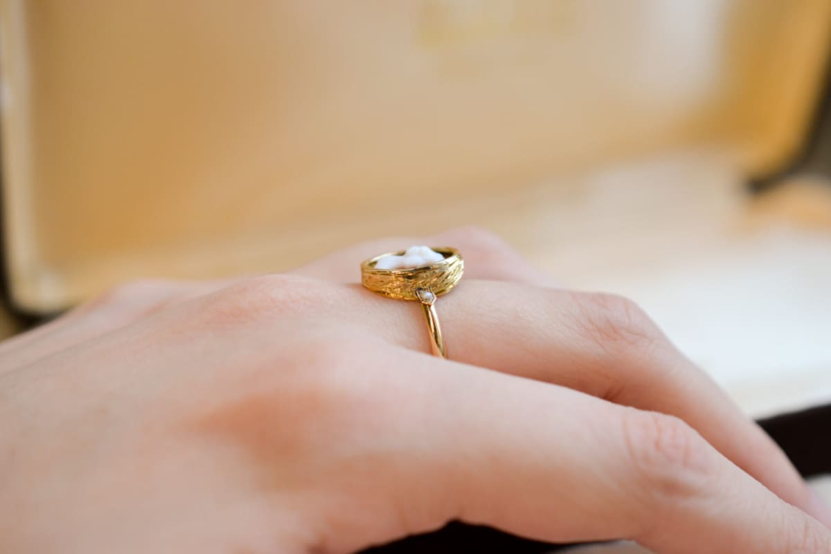 Bague de fiançailles ancienne en Or jaune 18 carats ornée d'un Camée et de Perles