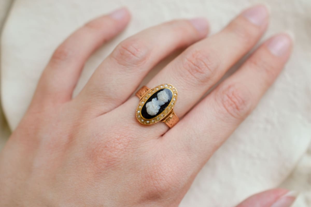Bague de fiançailles ancienne en Or jaune 18 carats ornée d'un Camée sur Agate entouré de Perles
