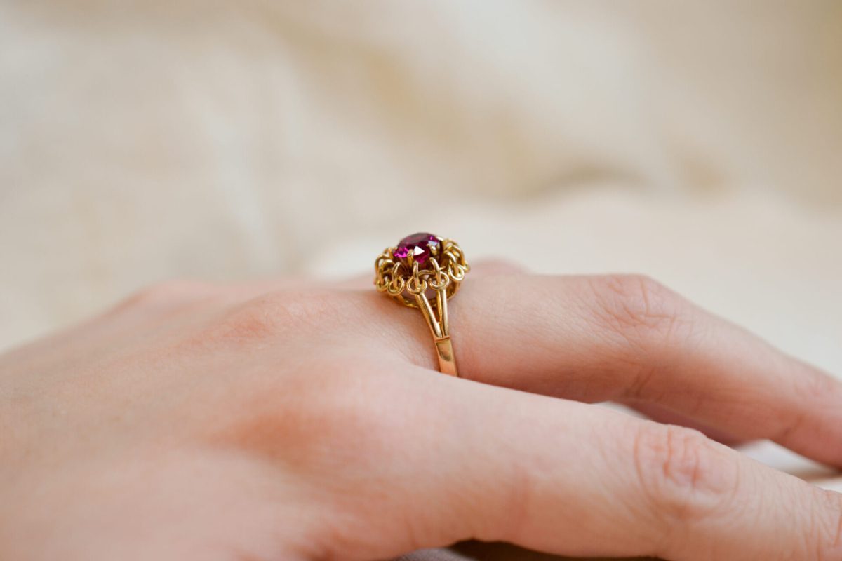 Bague de fiançailles ancienne en Or jaune 18 carats ornée d'un Rubis synthétique