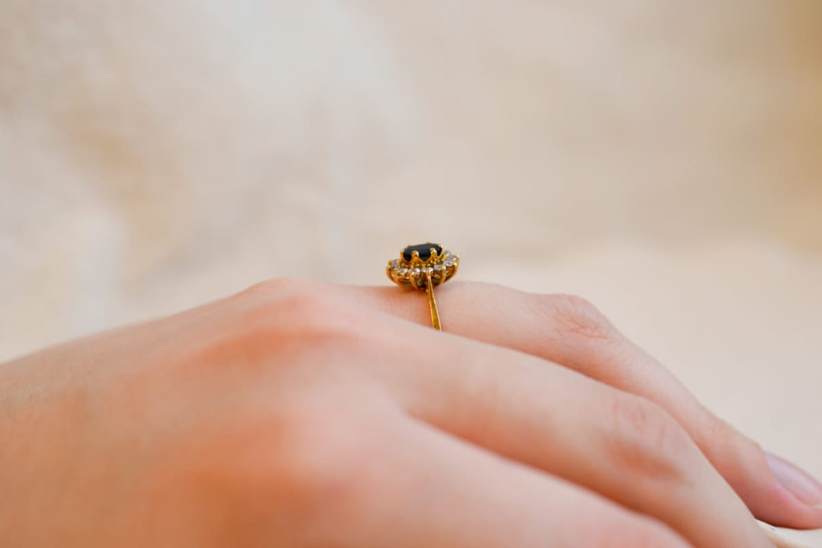 Bague de fiançailles ancienne en Or jaune 18 carats ornée d'un Saphir et d'Oxydes