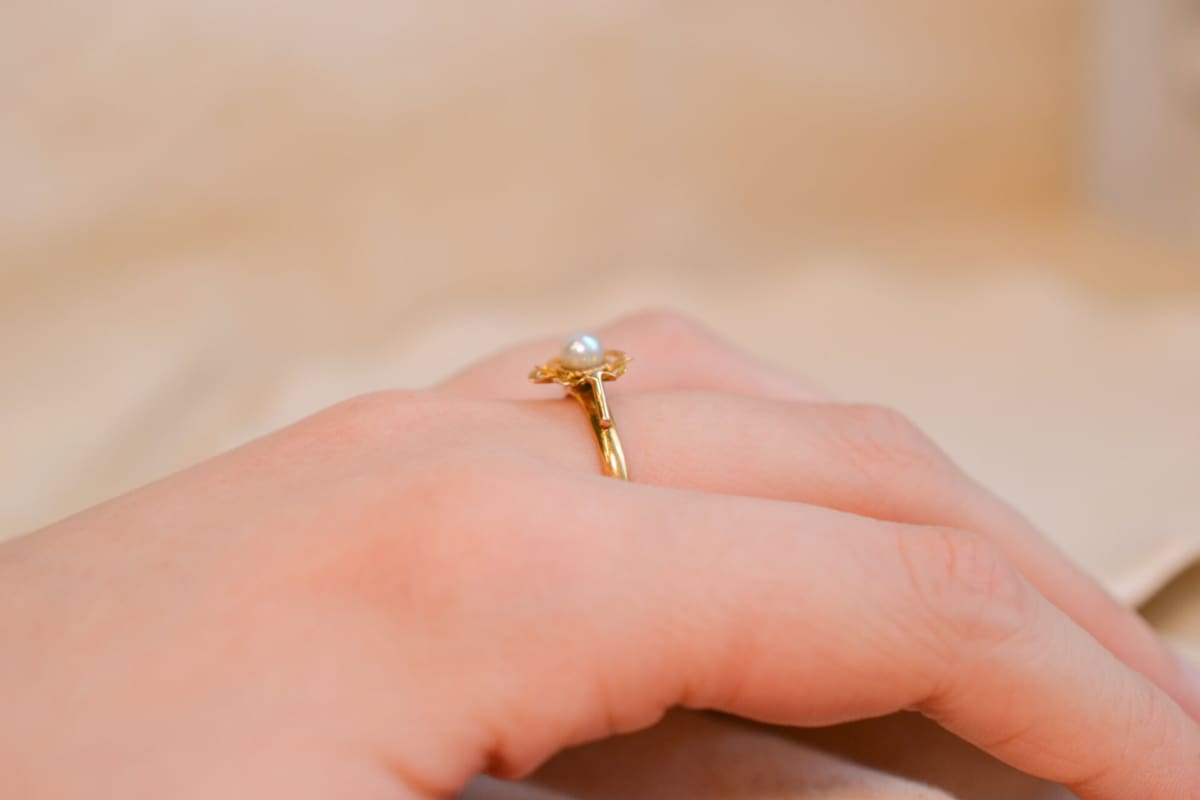 Bague de fiançailles ancienne en Or jaune 18 carats ornée d'une Perle de culture