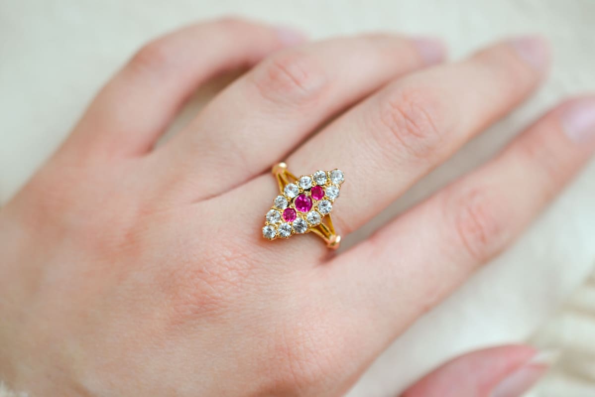 Bague de fiançailles ancienne en Or jaune 18 carats ornée de Rubis de synthèse dans un décor d'Oxydes