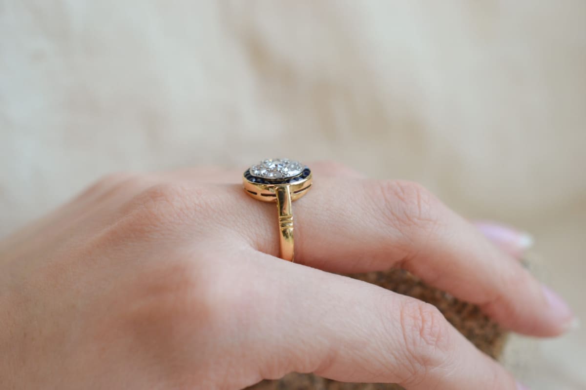Bague de fiançailles ancienne en Or jaune 18 carats ornée de Saphirs et de Diamants