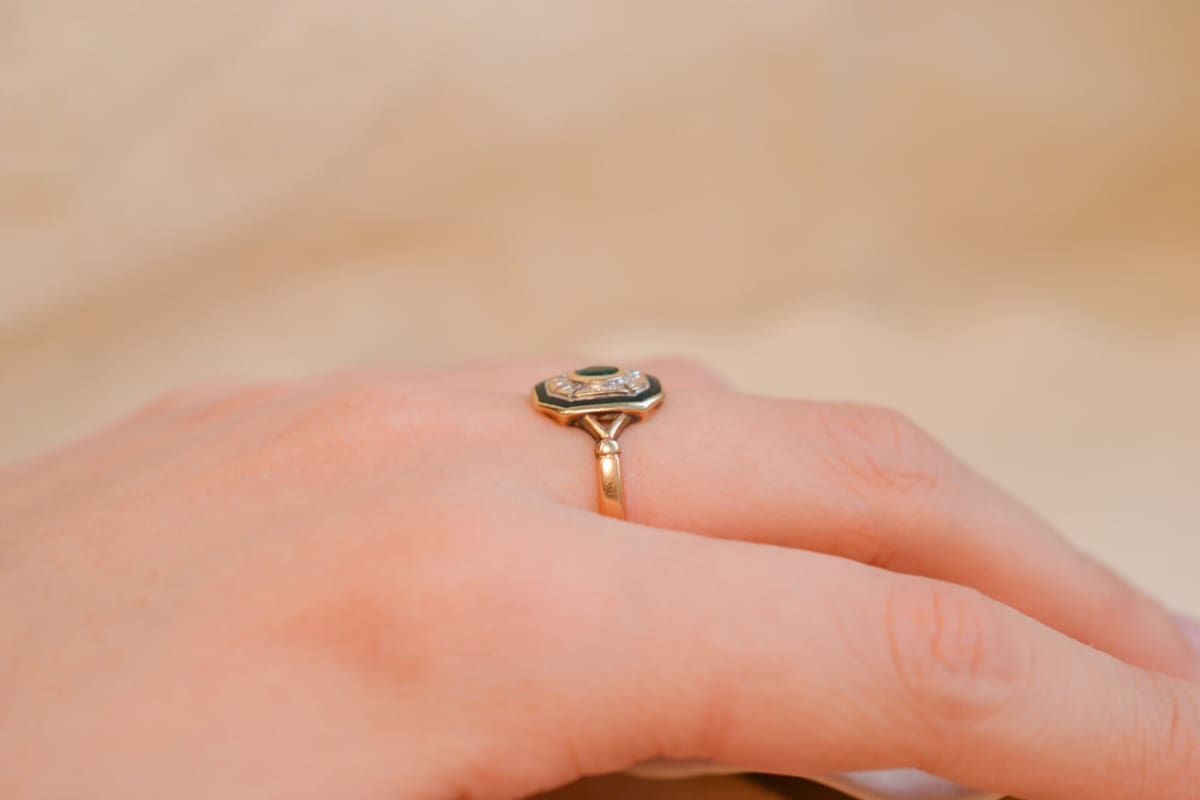 Bague de fiançailles ancienne en Or jaune 18 carats sertie d'Émeraude et d'émail vert