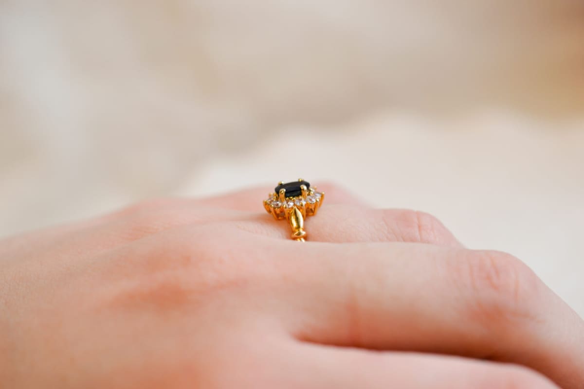 Bague de fiançailles ancienne en Or jaune 18 carats sertie d'un Saphir entouré d'Oxydes