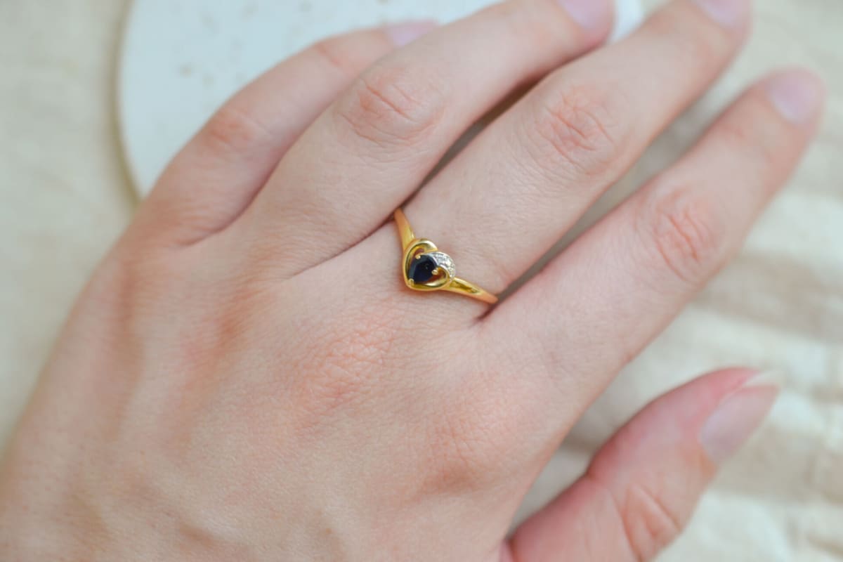 Bague de fiançailles ancienne en Or jaune 18 carats sertie d'un Saphir et d'un Diamant