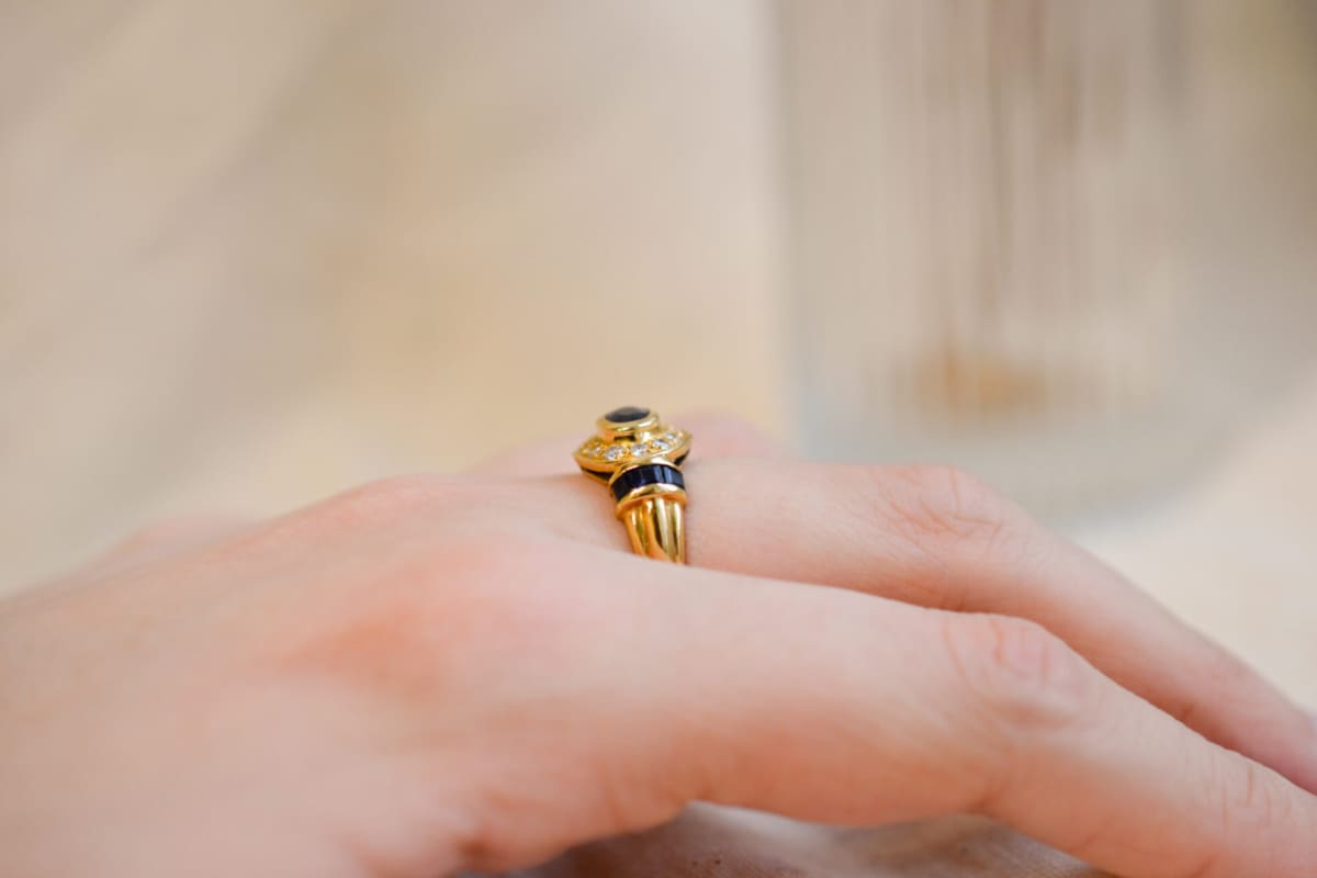 Bague de fiançailles ancienne en Or jaune 18 carats sertie d'un Saphir et de Diamants