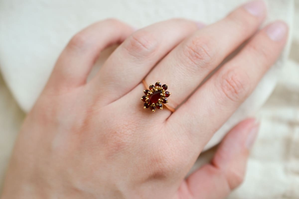 Bague de fiançailles ancienne en Or jaune 18 carats sertie de Grenats