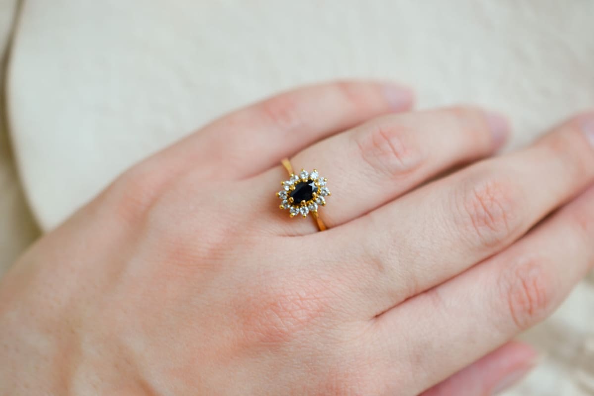 Bague de fiançailles en Or jaune 18 carats centrée d'un Saphir entouré d'Oxydes