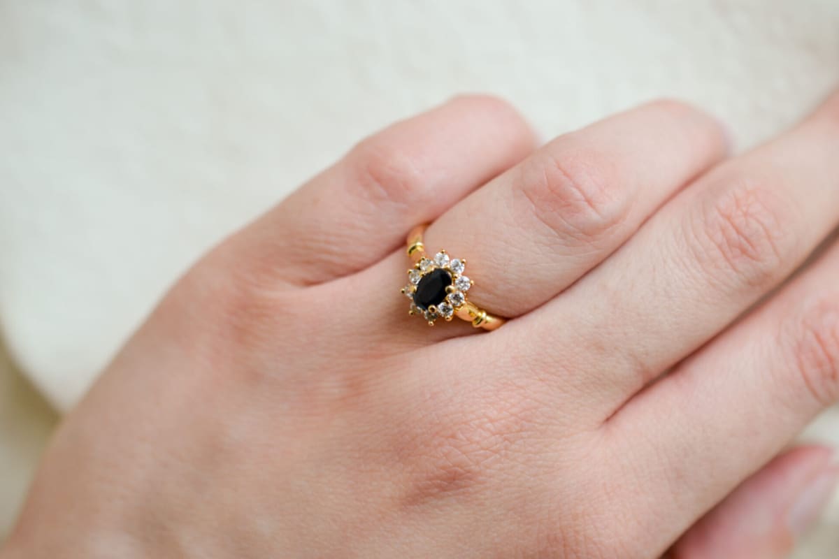 Bague de fiançailles en Or jaune 18 carats centrée d'un Saphir entouré d'Oxydes