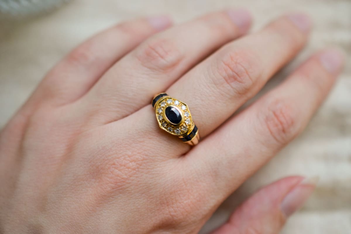 Bague de fiançailles en Or jaune 18 carats centrée d'un Saphir entouré de Diamants