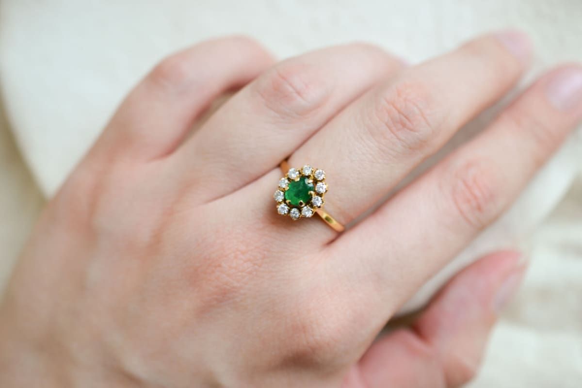 Bague de fiançailles en Or jaune 18 carats centrée d'une Émeraude entourée de Diamants