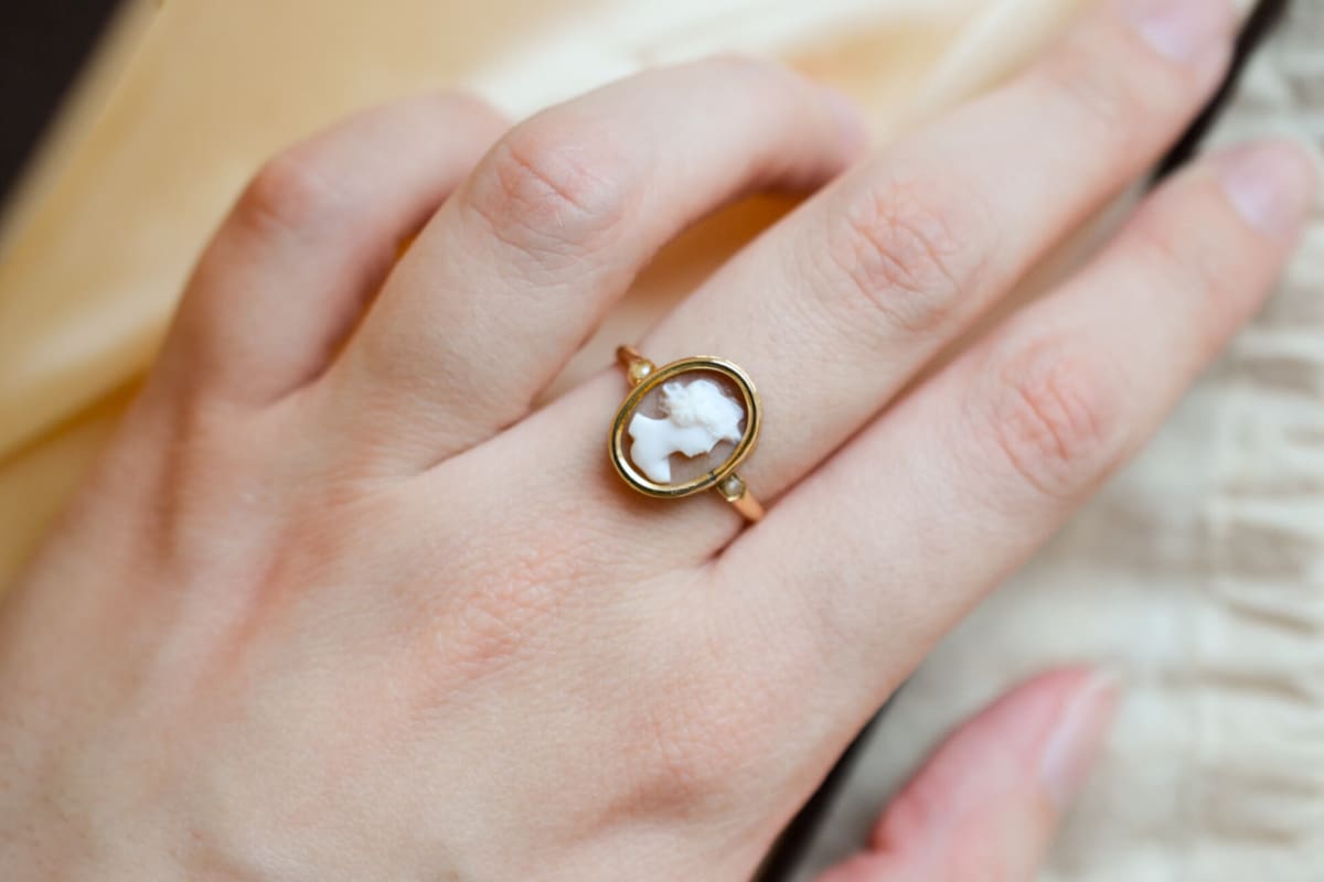 Bague de fiançailles en Or jaune 18 carats ornée d'un Camée et de Perles