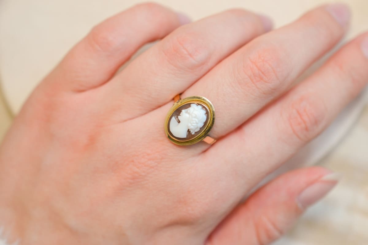 Bague de fiançailles en Or jaune 18 carats ornée d'un Camée sur Agate brune
