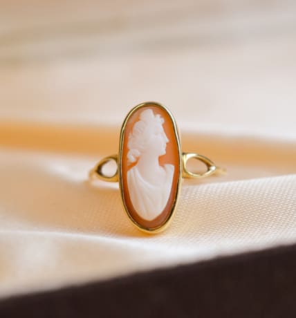 Bague en Or jaune 18 carats ornée d'un Camée forme Navette