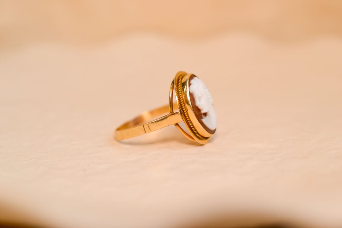 Bague en Or jaune 18 carats ornée d'un Camée sur Agate brune
