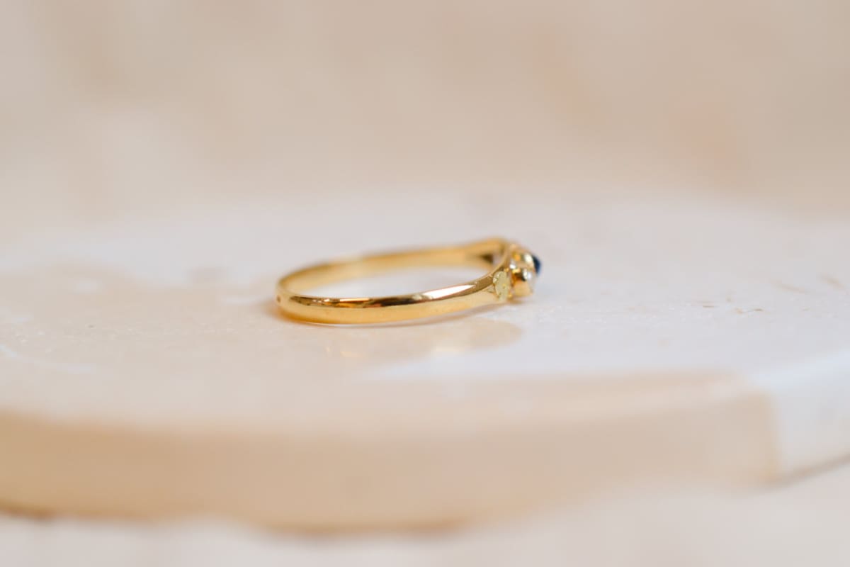 Bague fine en Or jaune 18 carats ornée d'un Saphir de synthèse serti clos et de Perles