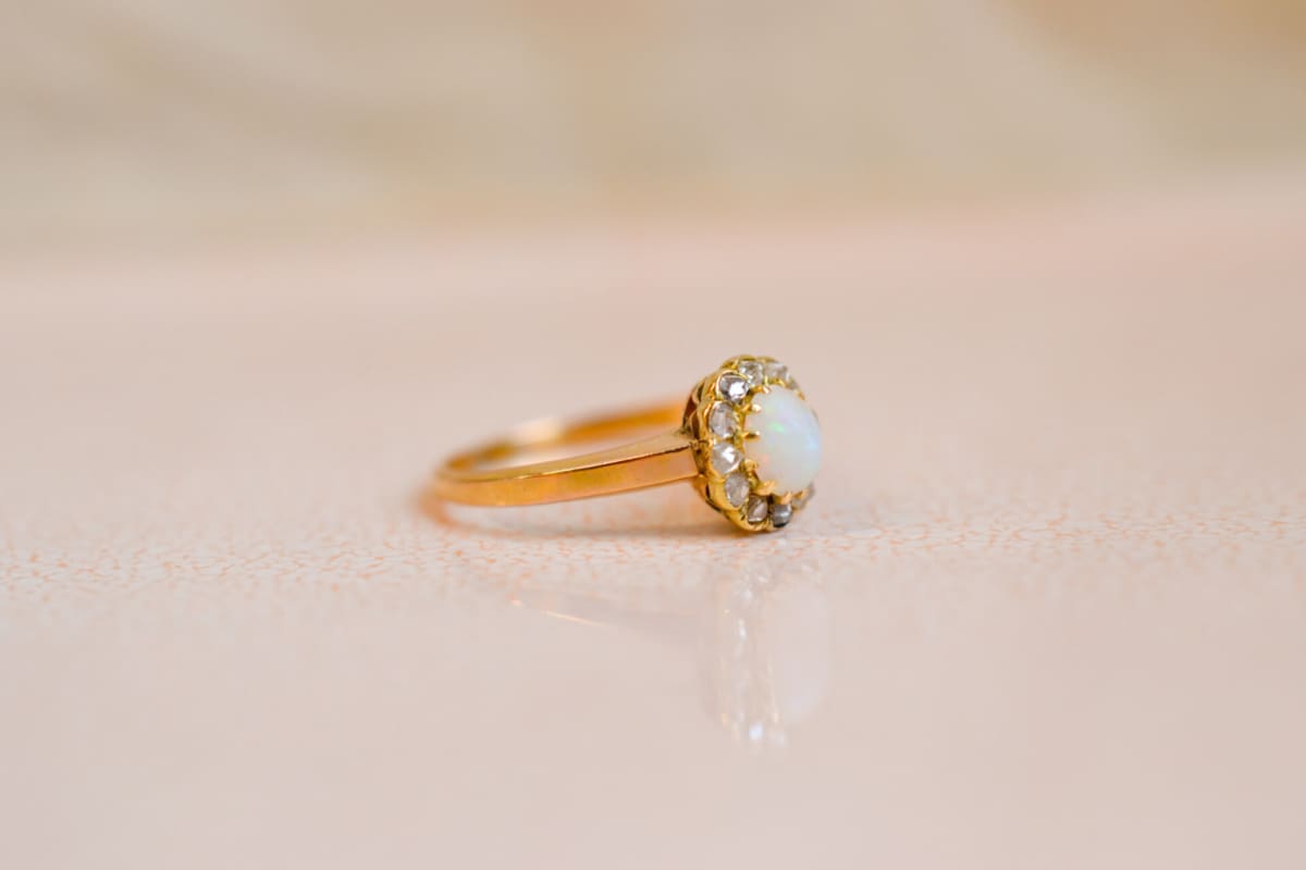 Bague fleur Vintage en Or jaune 18 carats sertie d'une Opale dans un décor de Diamants