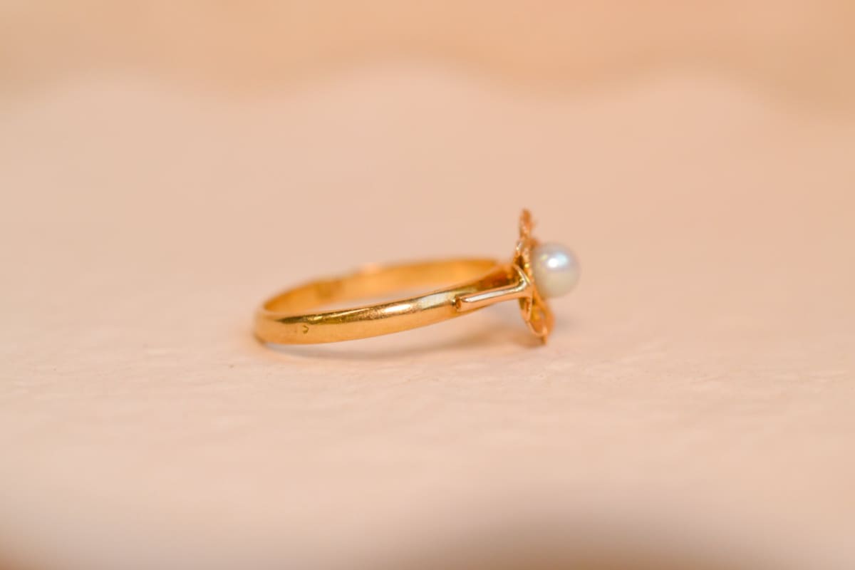 Bague fleur ancienne en Or jaune 18 carats ornée d'une Perle de culture