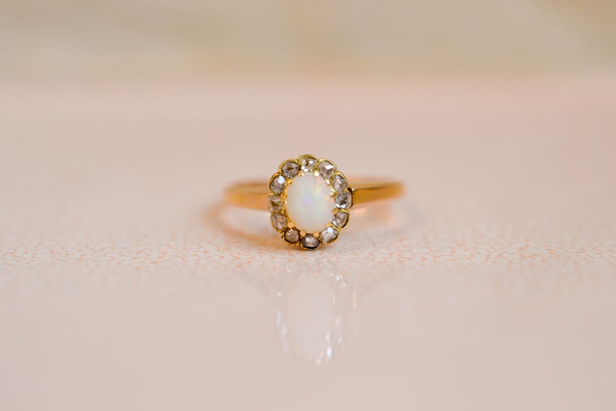 Bague fleur en Or jaune 18 carats centrée d'une Opale entourée de roses de Diamants