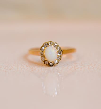 Bague fleur en Or jaune 18 carats centrée d'une Opale entourée de roses de Diamants