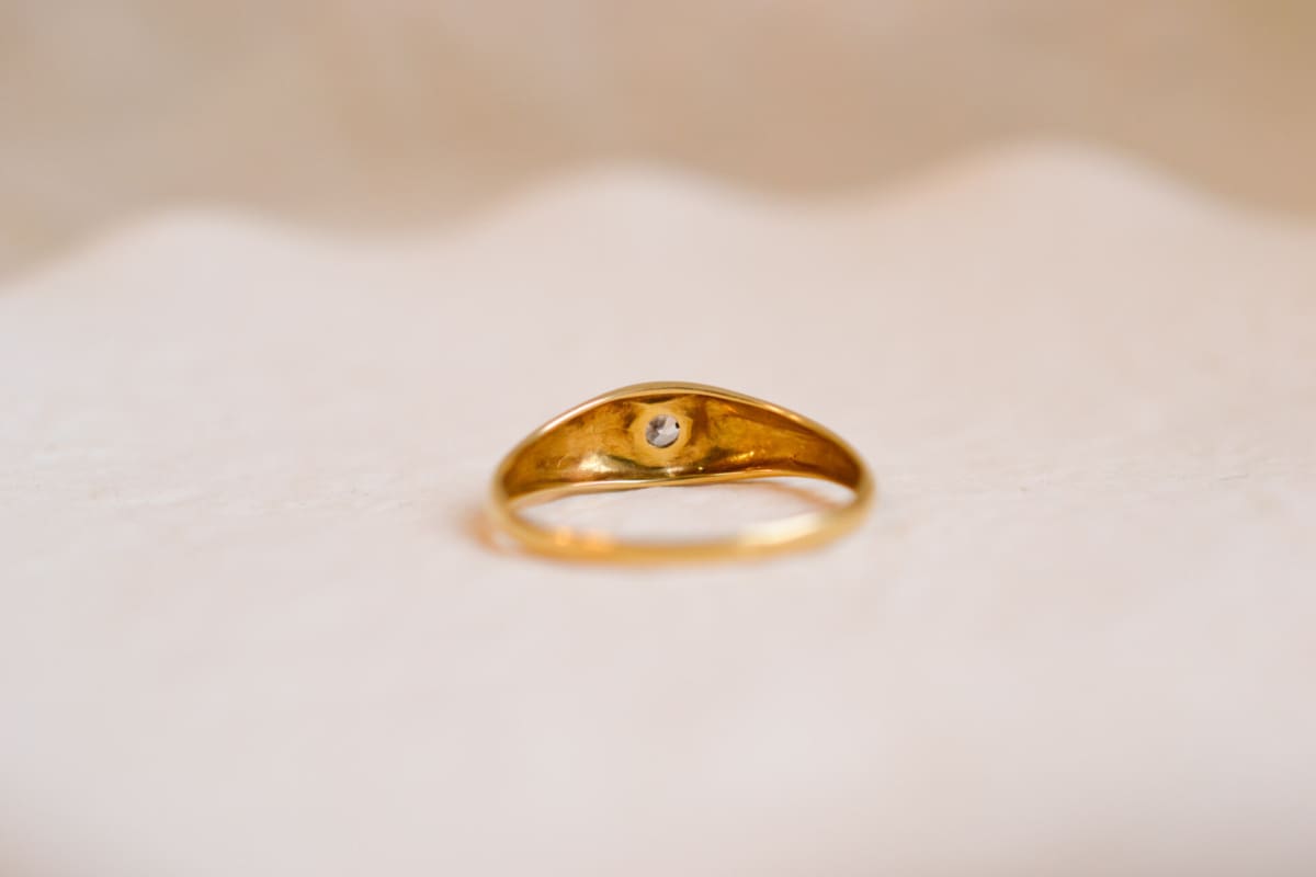Bague jonc Vintage en Or jaune 18 carats centrée d'une pierre blanche