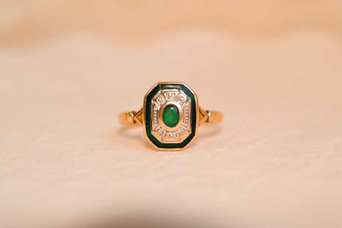 Bague octogonale en Or jaune 18 carats sertie d'Émeraude et d'émail vert