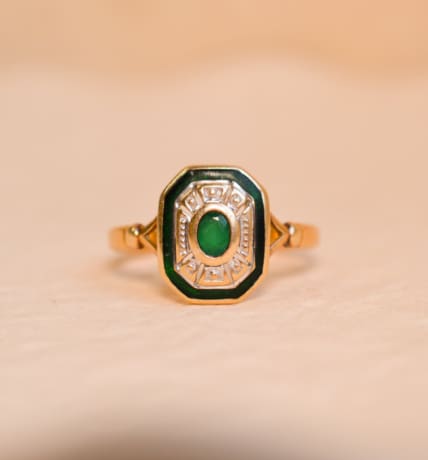 Bague octogonale en Or jaune 18 carats sertie d'Émeraude et d'émail vert
