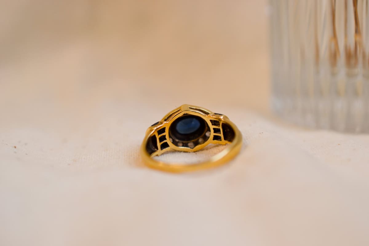 Bague ovale en Or jaune 18 carats centrée d'un Saphir entouré de Diamants