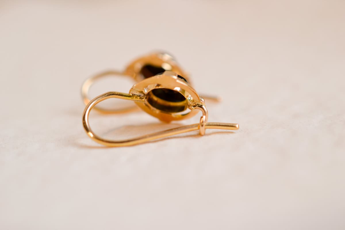 Boucles d'oreilles Vintage en Or jaune 18 carats ornées d'Onyx et de Perles